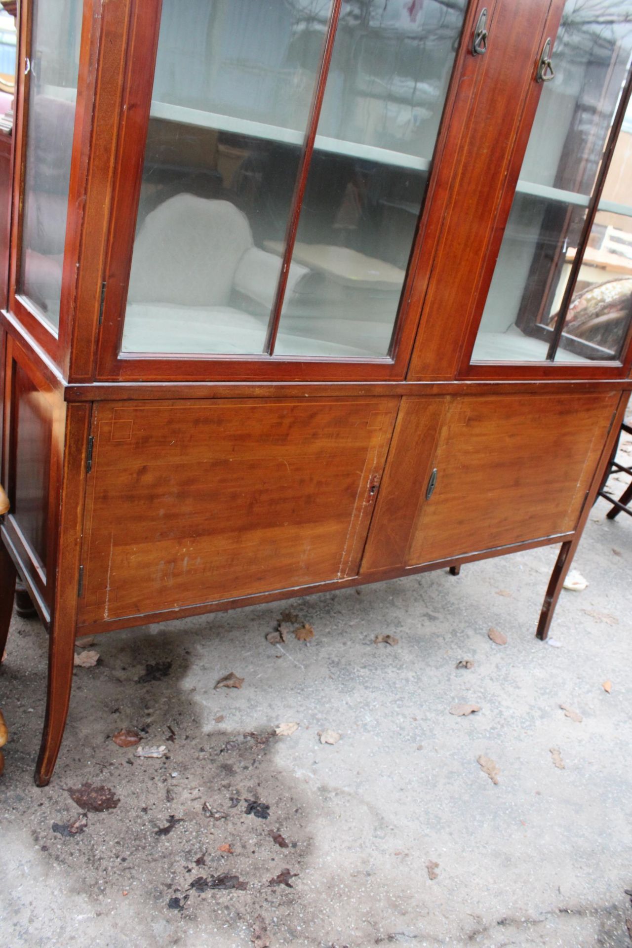 AN EDWARDIAN MAHOGANY AND INLAID TWO DOOR DISPLAY CABINET 51" WIDE - Bild 3 aus 5