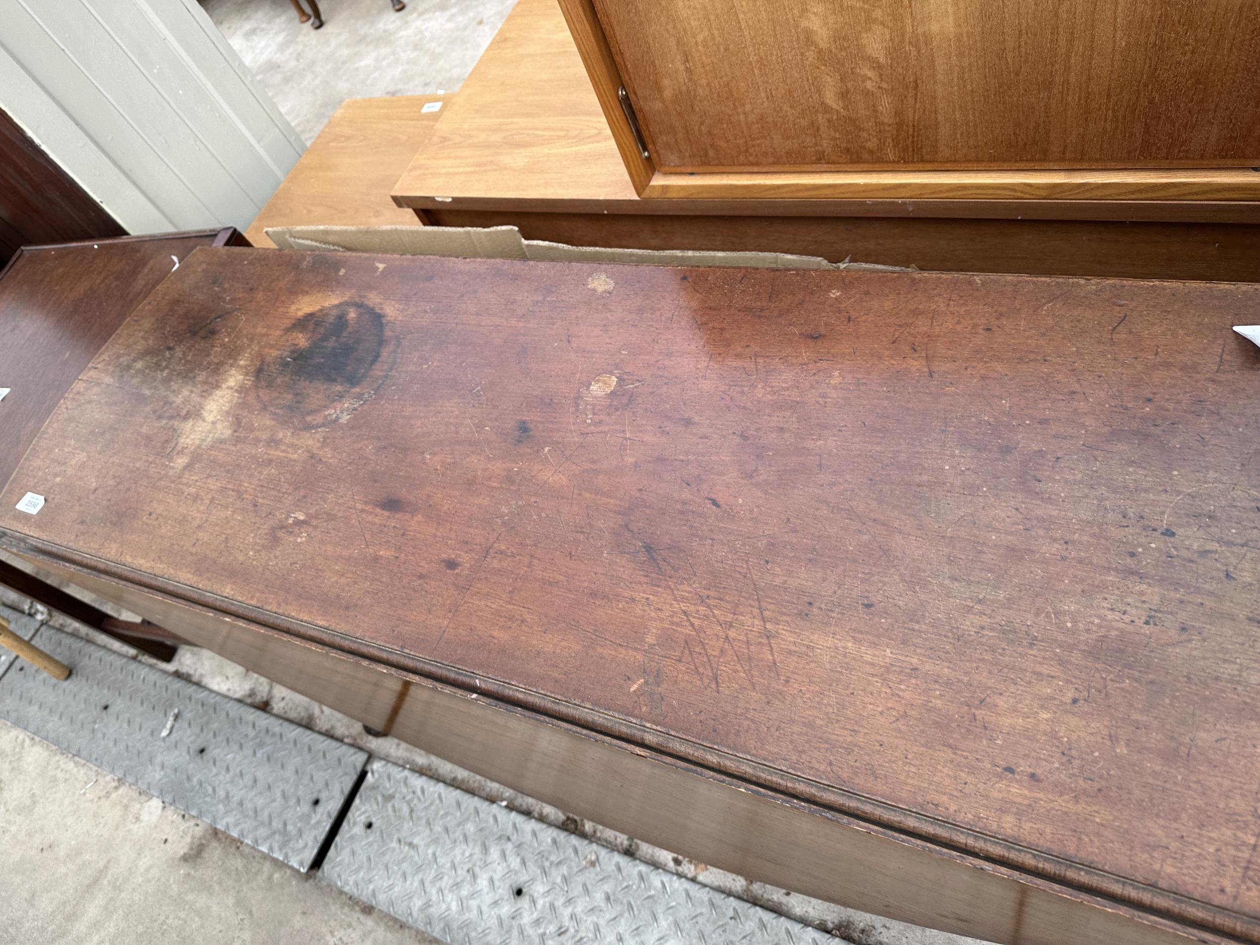 A VICTORIAN OVAL MAHOGANY DROP LEAF DINING TABLE ON CABRIOLE SUPPORTS - Image 2 of 4