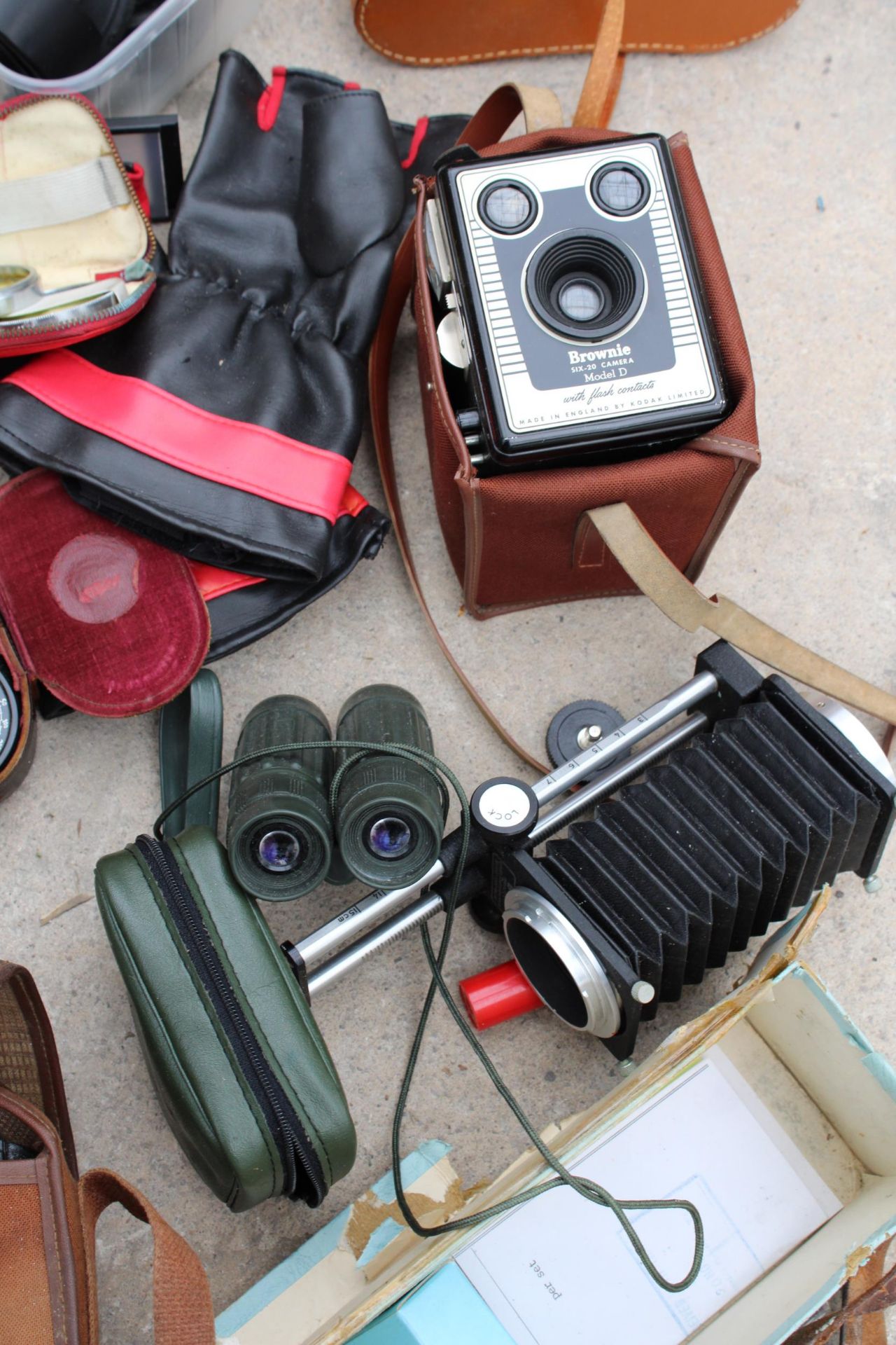 AN ASSORTMENT OF ITEMS TO INCLUDE CAMERAS AND BINOCULARS ETC - Image 6 of 8