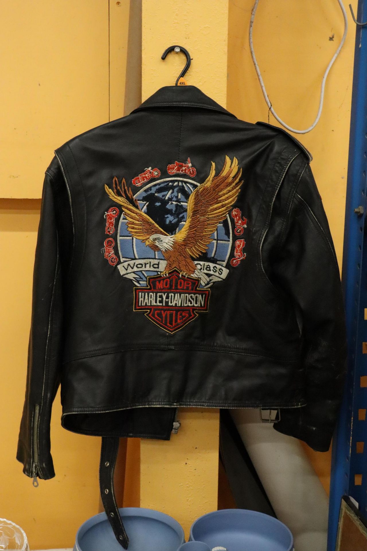 A VINTAGE HARLEY DAVIDSON LEATHER MOTOR CYCLE JACKET WITH LOGO TO THE BACK