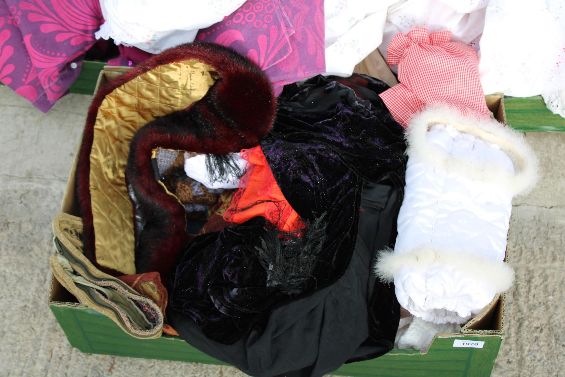 AN ASSORTMENT OF LADIES HATS AND CLOTHING - Bild 2 aus 4