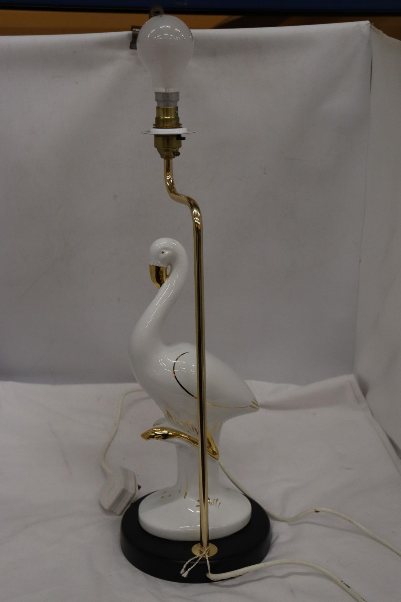 A CERAMIC WHITE AND GOLD STORK LAMP, WORKING AT TIME OF CATALOGUING, NO WARRANTY GIVEN, HEIGHT 47CM - Image 5 of 7