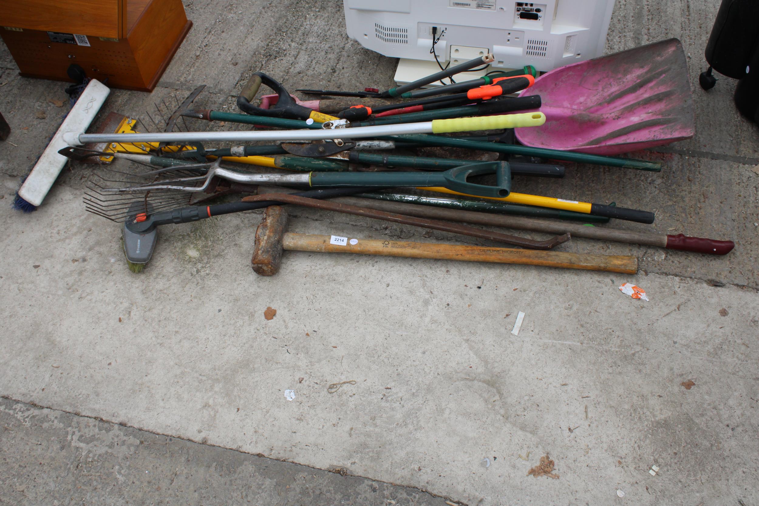 AN ASSORTMENT OF GARDEN TOOLS TO INCLUDE CROW BARS, RAKES AND A SLEDGE HAMMER ETC