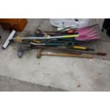 AN ASSORTMENT OF GARDEN TOOLS TO INCLUDE CROW BARS, RAKES AND A SLEDGE HAMMER ETC