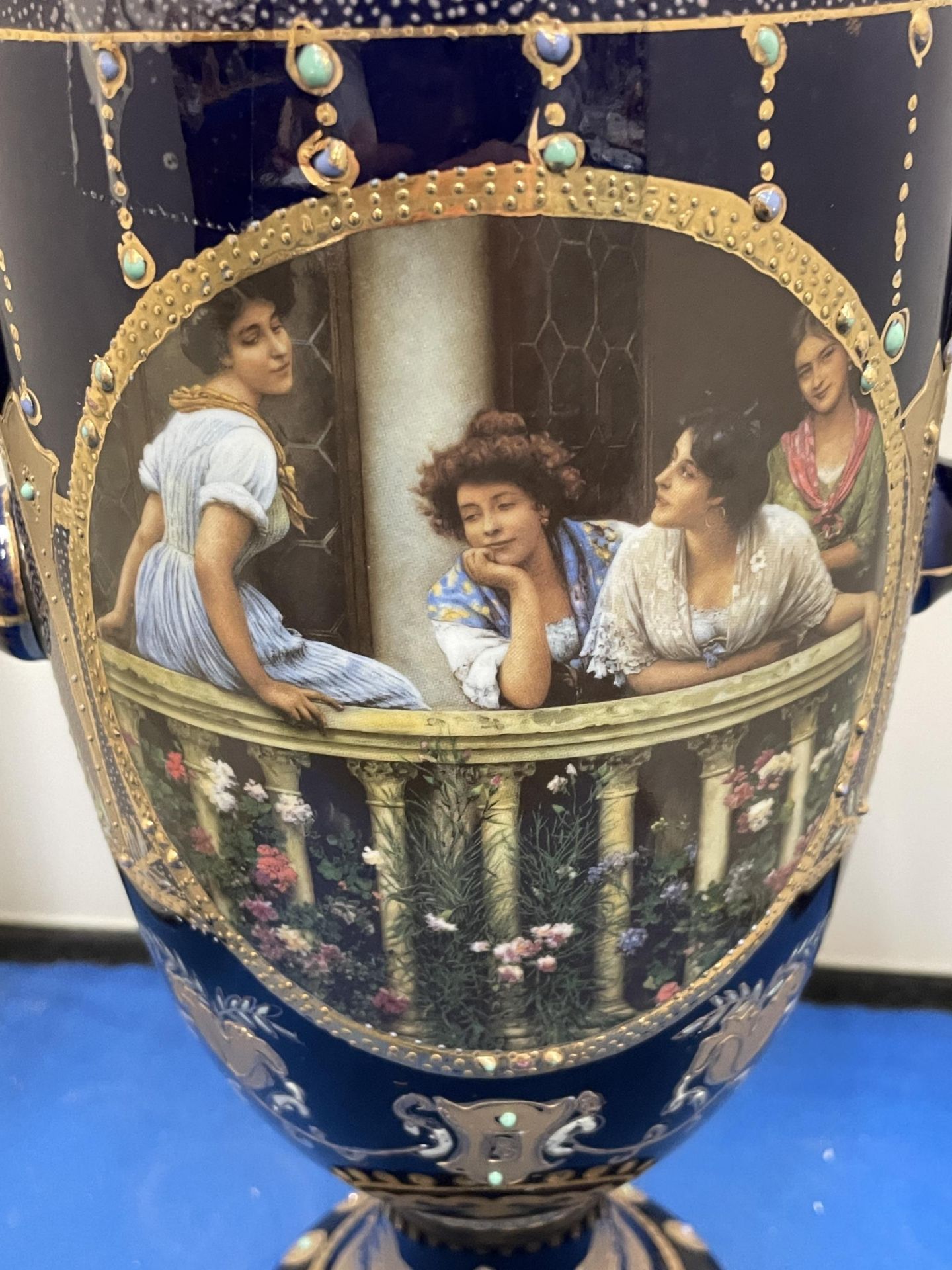A ROYAL LIMOGES TWIN HANDLED VASE IN BLUE AND GOLD WITH LADIES ON A BALCONY DECORATION HEIGHT 35CM - Image 3 of 5
