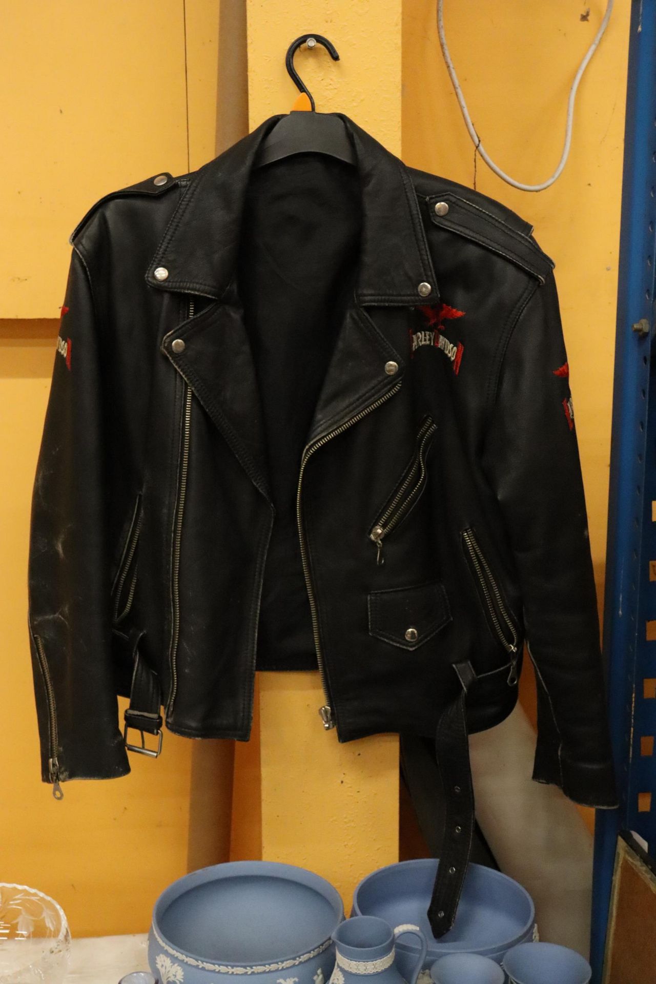A VINTAGE HARLEY DAVIDSON LEATHER MOTOR CYCLE JACKET WITH LOGO TO THE BACK - Image 5 of 11