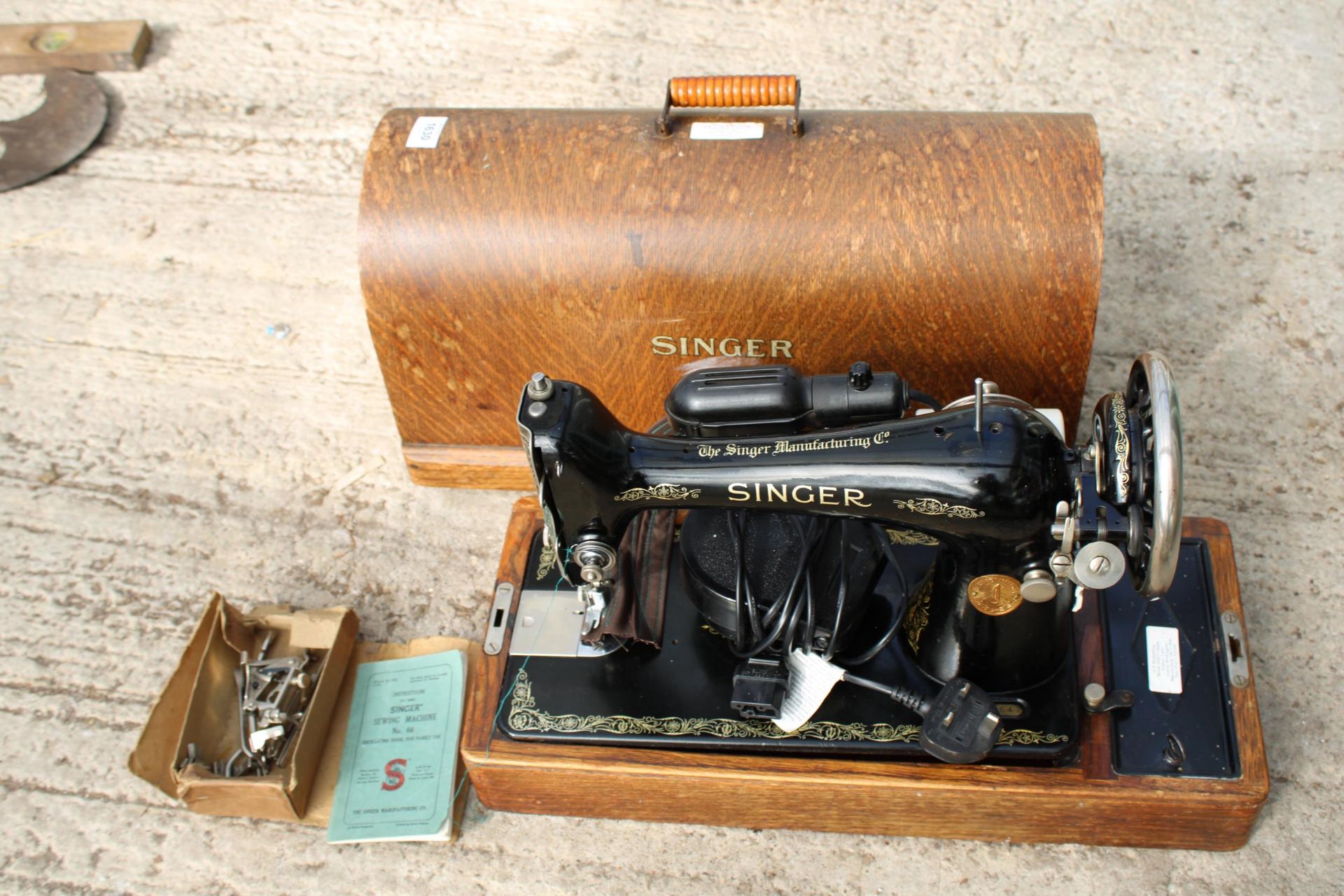 A VINTAGE SINGER SEWING MACHINE WITH WOODEN CARRY CASE, MANUAL AND SPARE PARTS ETC