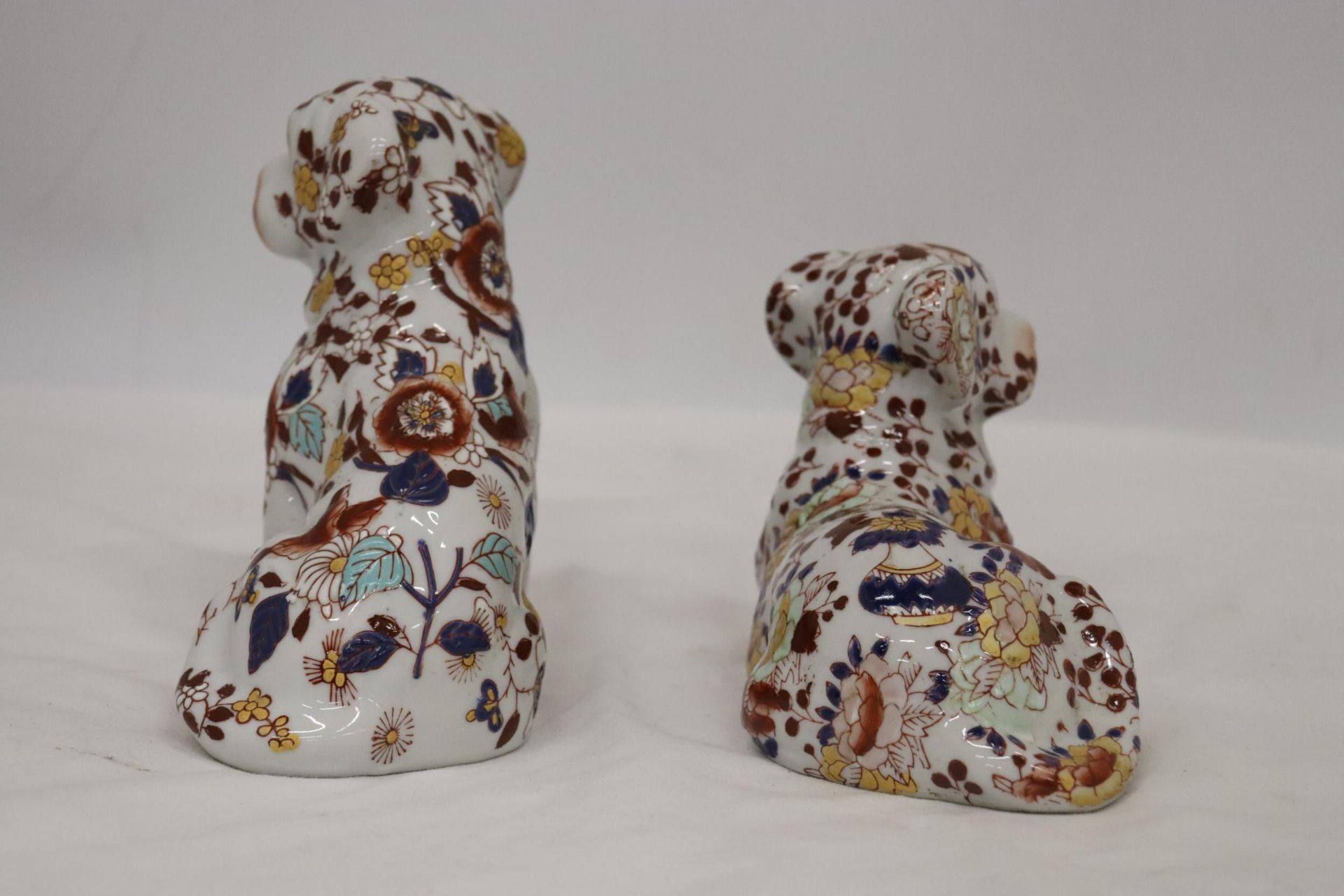 A PAIR OF IMARI DOGS - Image 6 of 8