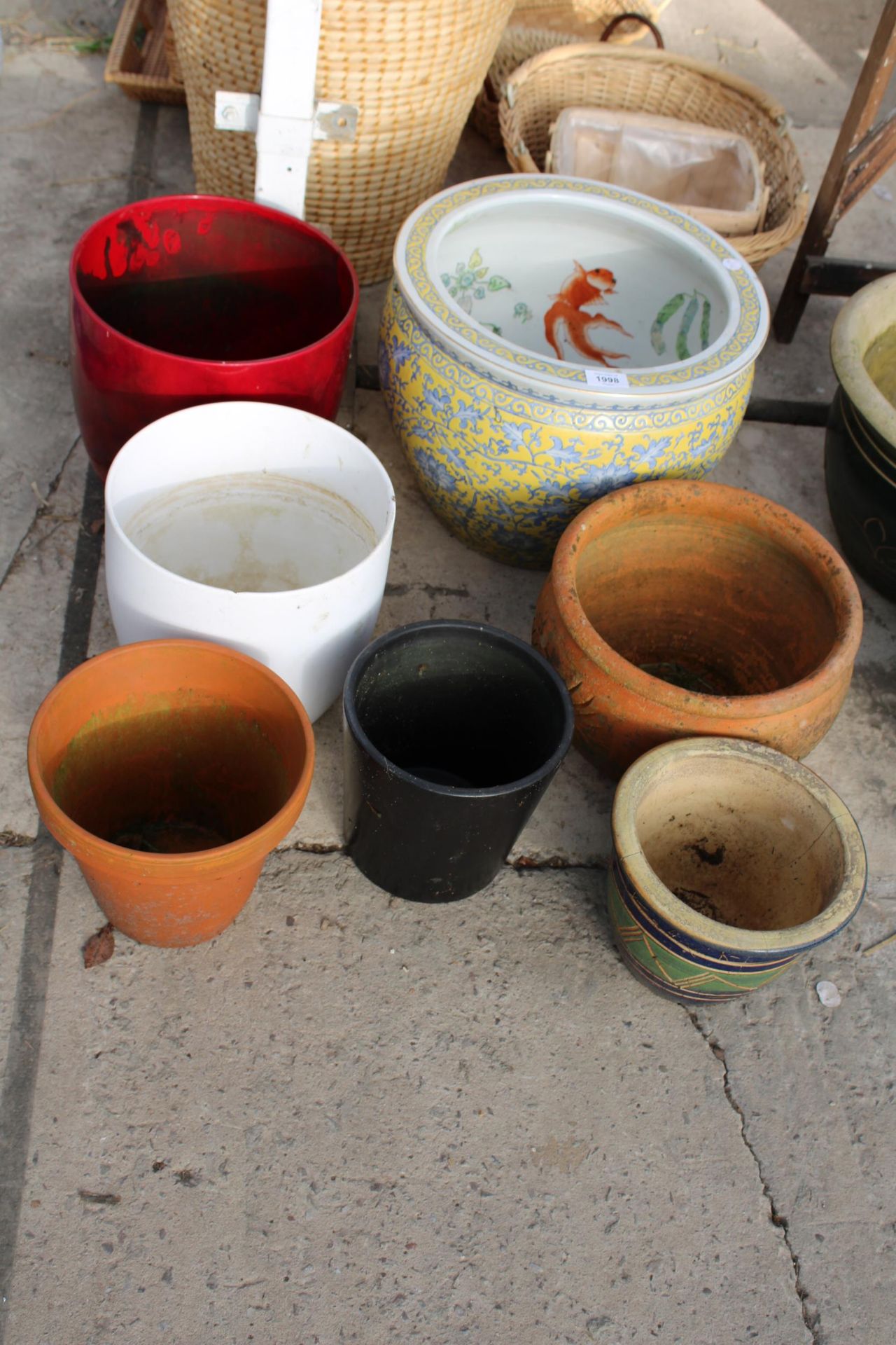 AN ASSORTMENT OF GLAZED AND TERRACOTTA GARDEN POTS