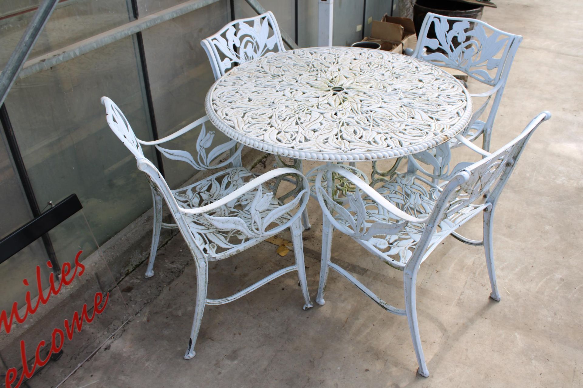 A WHITE CAST ALLOY BISTRO SET COMPRISING OF A LARGE ROUND TABLE AND FOUR CARVER CHAIRS - Bild 2 aus 3