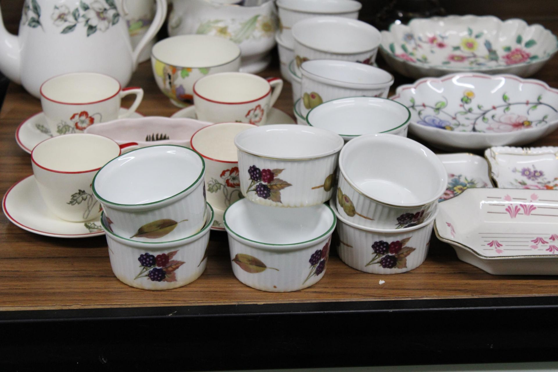 A QUANTITY OF CERAMICS TO INCLUDE A CROWN STAFFORDSHIRE AND TAMS WARE COFFEE POTS, ROYAL - Image 2 of 5