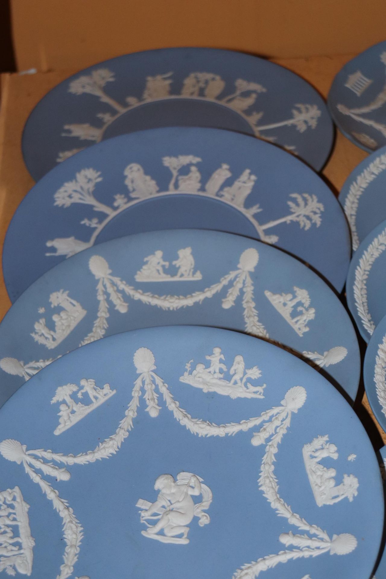 A QUANTITY OF WEDGWOOD JASPERWARE CABINET PLATES - 13 IN TOTAL - Image 7 of 8