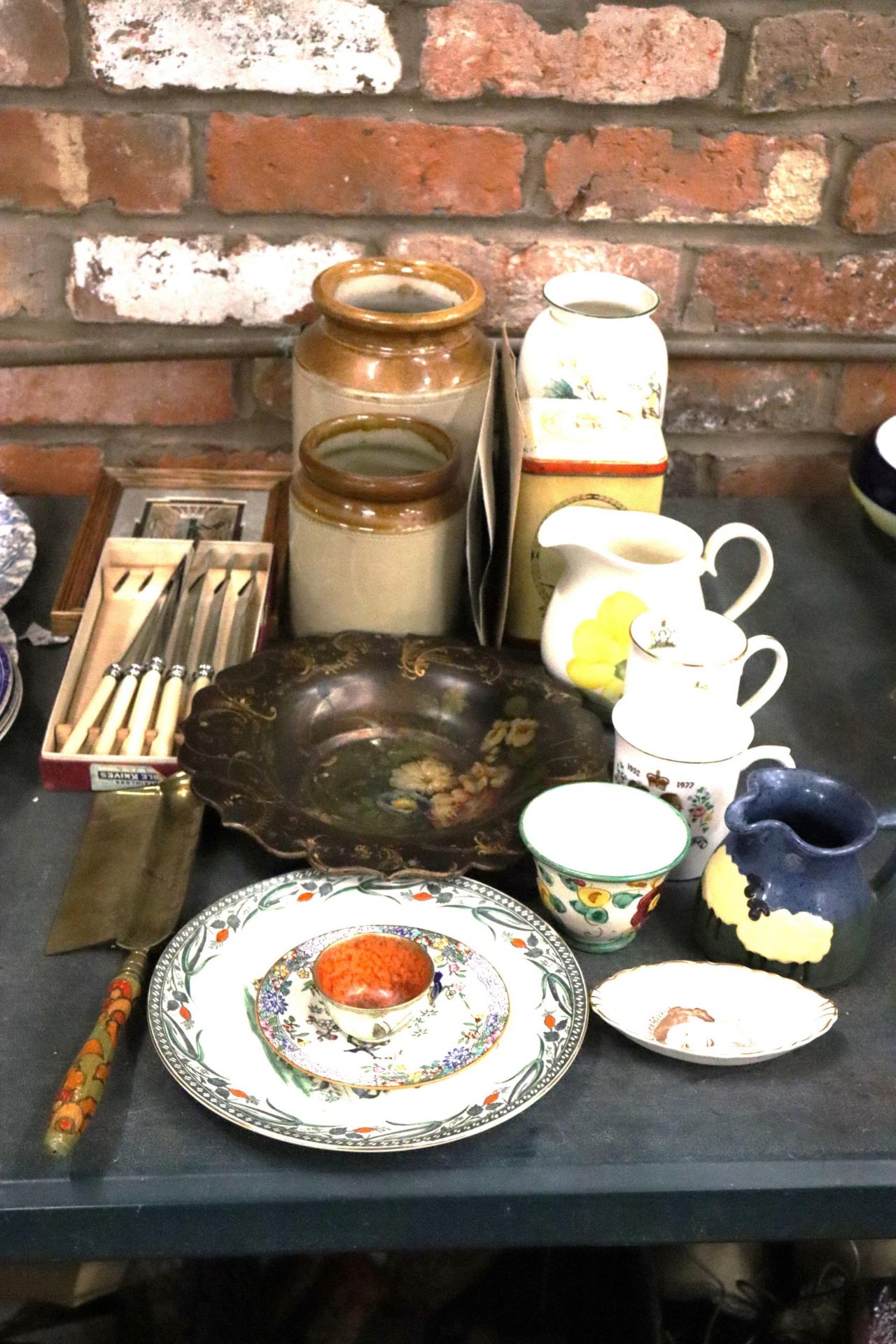 A MIXED LOT TO INCLUDE A VICTORIAN PAPIER MACHE FLORAL BOWL, STONEWARE STORAGE JARS, A PRINKNASH '