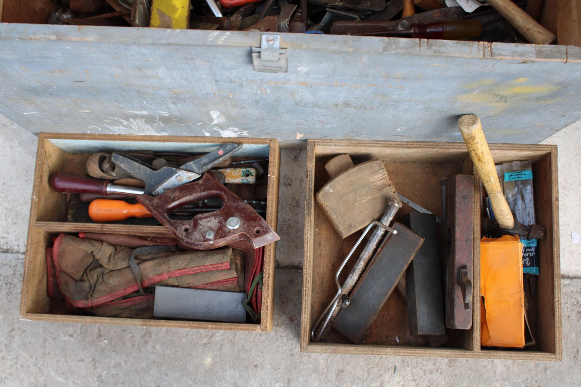A LARGE WOODEN TOOL CHEST WITH A LARGE ASSORTMENT OF HAND TOOLS TO INCLUDE WOOD PLANES, CHISELS - Bild 3 aus 3