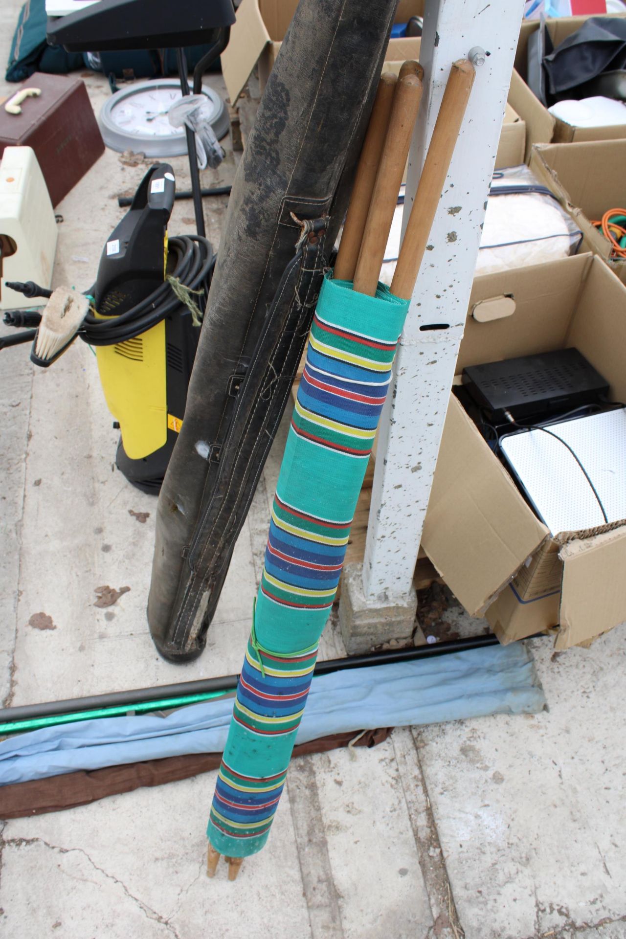 AN ASSORTMENT OF FISHING RODS AND A WIND BREAK - Bild 3 aus 4