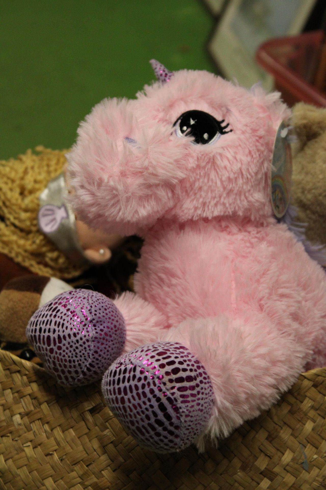 A BASKET CONTAINING A QUANTITY OF SOFT TOYS SOME WITH TAGS - Bild 2 aus 6