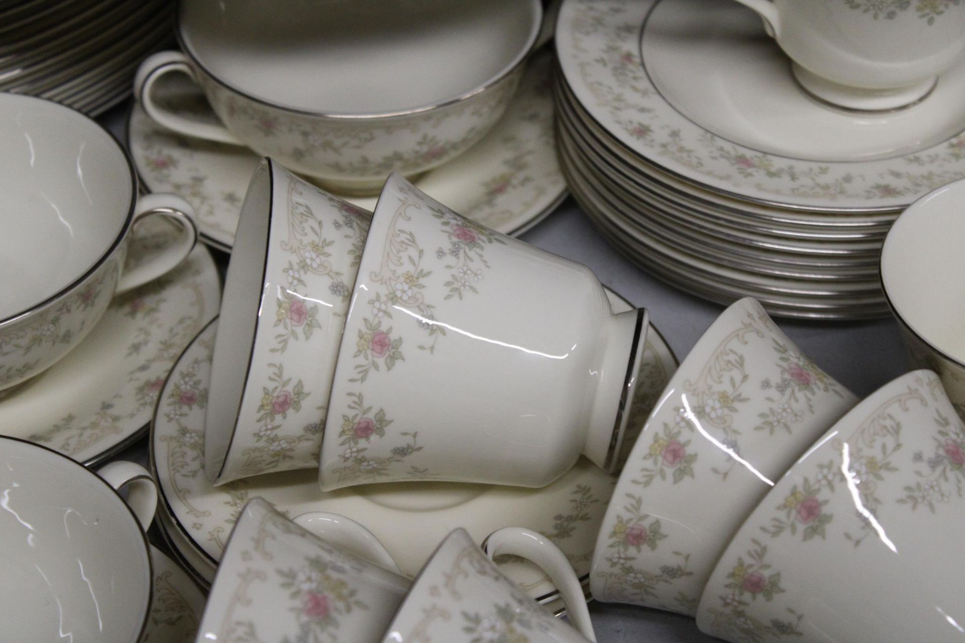A ROYAL DOULTON 'DIANA' DINNER SERVICE TO INCLUDE SERVING TUREENS, VARIOUS SIZES OF PLATES, SOUP - Image 5 of 6