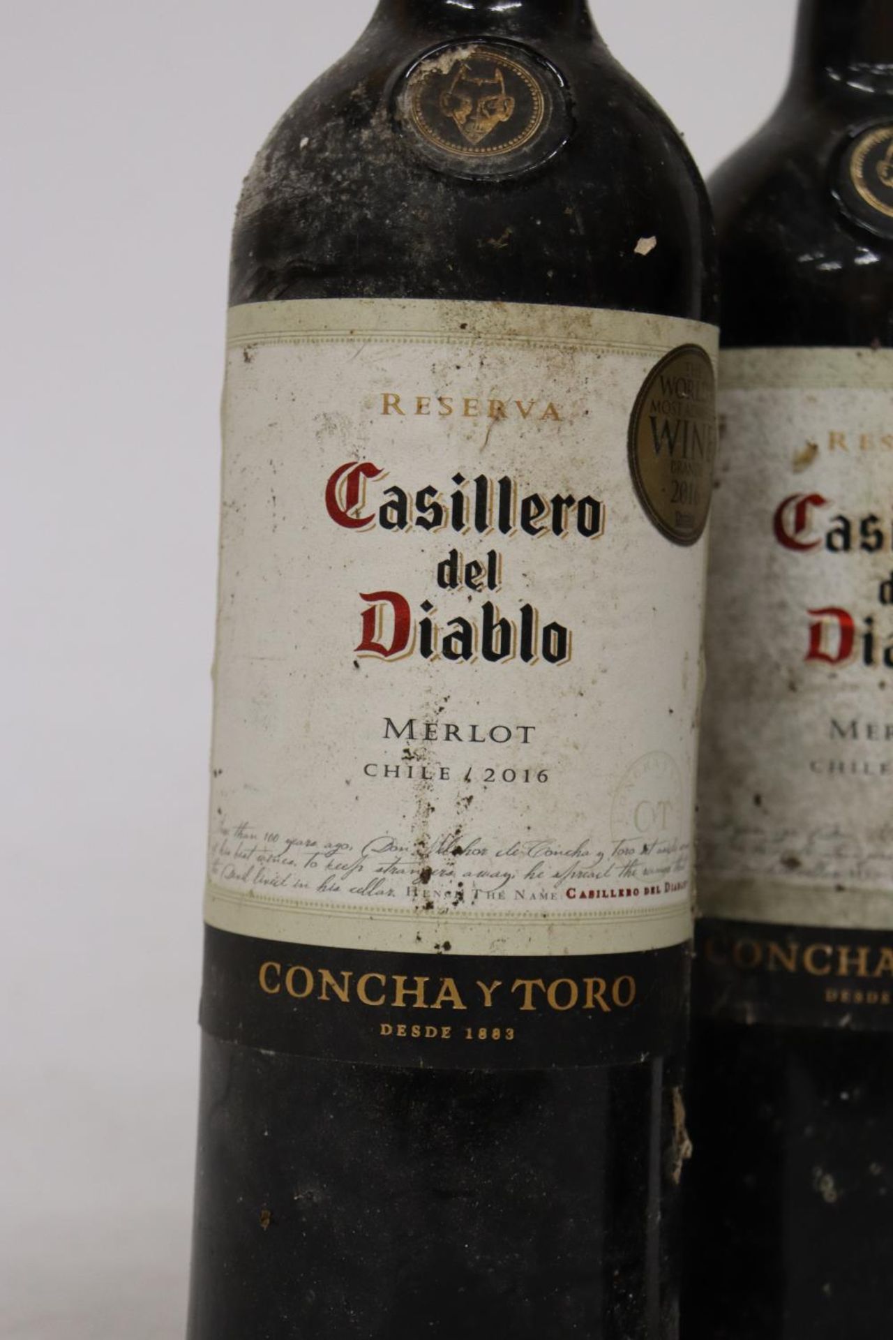 THREE BOTTLES OF RED RESERVA CASILLERO DEL DIABLO - MERLOT CHILEAN 2016 - 13.5 PER CENT - Bild 2 aus 3