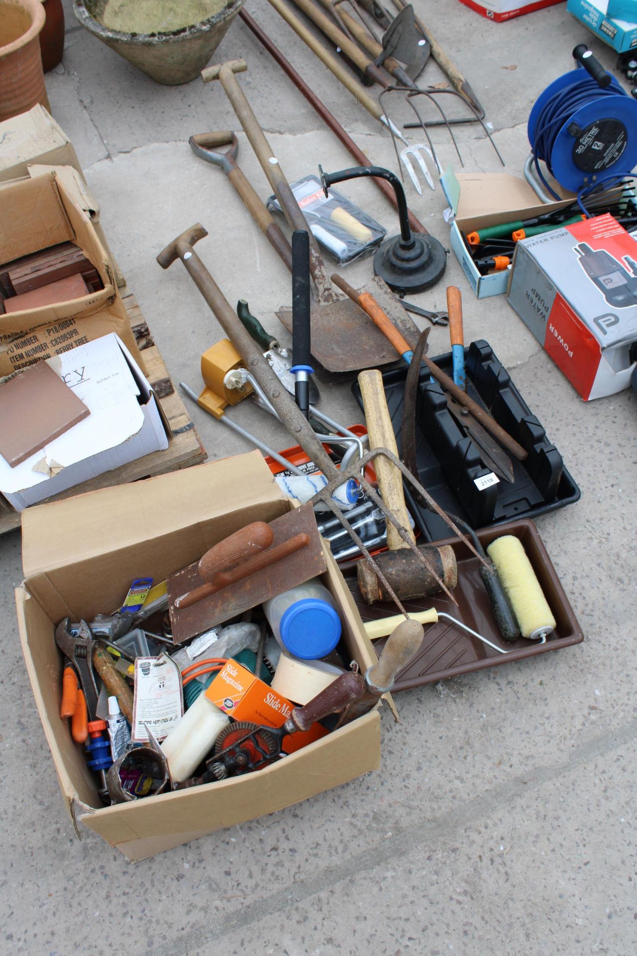 AN ASSORTMENT OF TOOLS TO INCLUDE A SPADE, A SHOVEL AND HAND TOOLS ETC