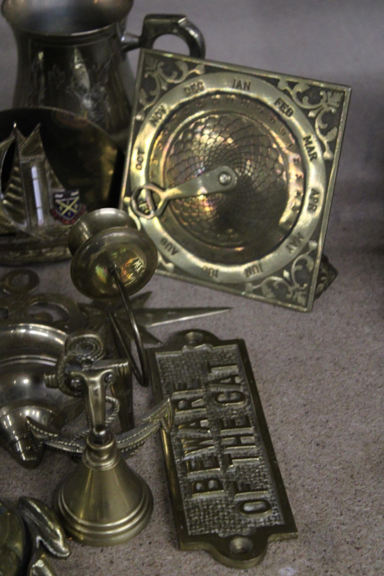 A COLLECTION OF BRASSWARE TO INCLUDE BELLS, PIN DISHES, A CALENDAR, WALL SCONCE, ETC - Image 3 of 5