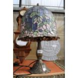 A BRASS TABLE LAMP WITH DECORATIVE TIFFANY STYLE LAMP SHADE