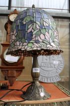 A BRASS TABLE LAMP WITH DECORATIVE TIFFANY STYLE LAMP SHADE