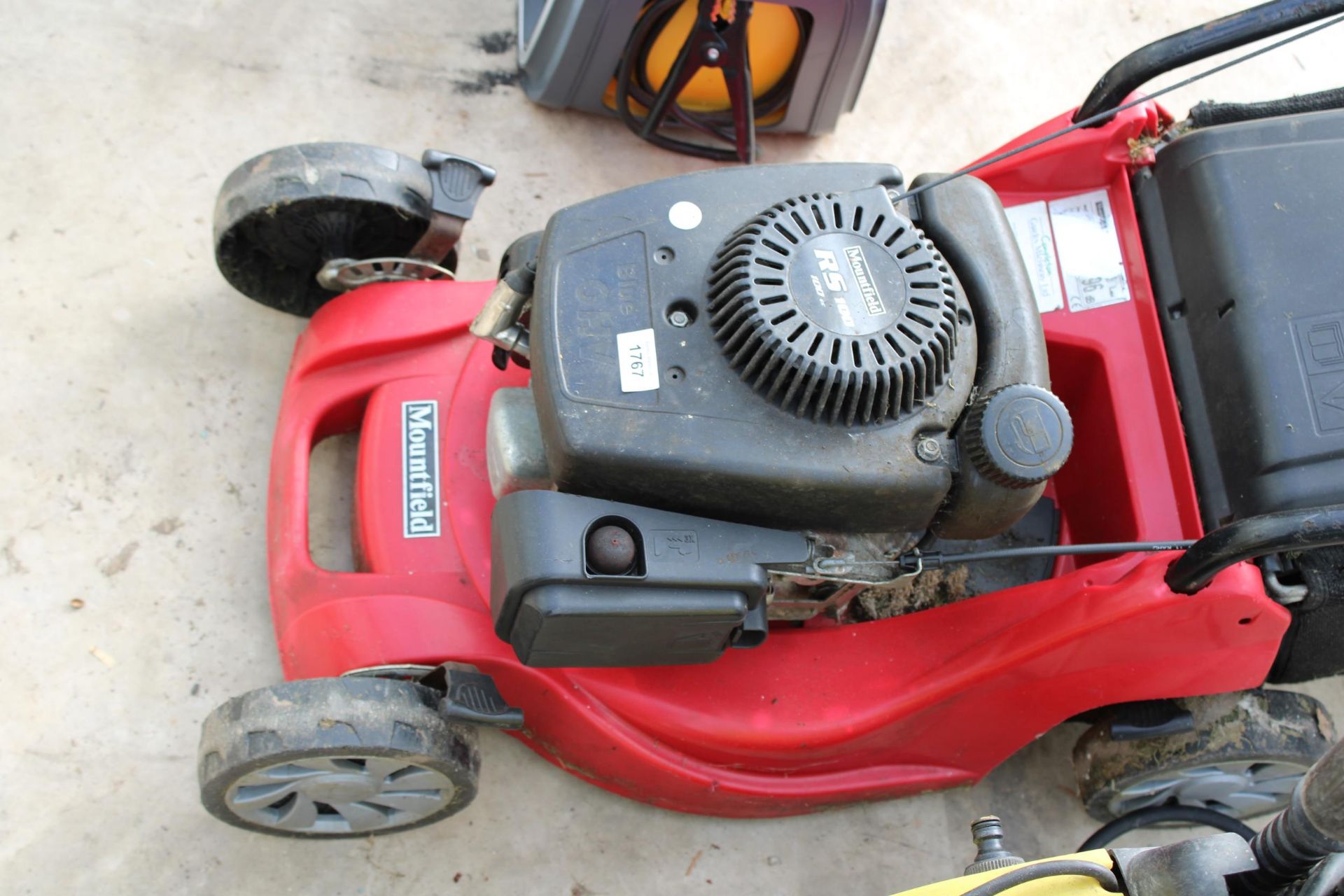 A MOUNTFIELD RS100 PETROL LAWN MOWER WITH GRASS BOX - Bild 3 aus 3