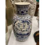 AN ORIENTAL VASE, HEIGHT 31CM