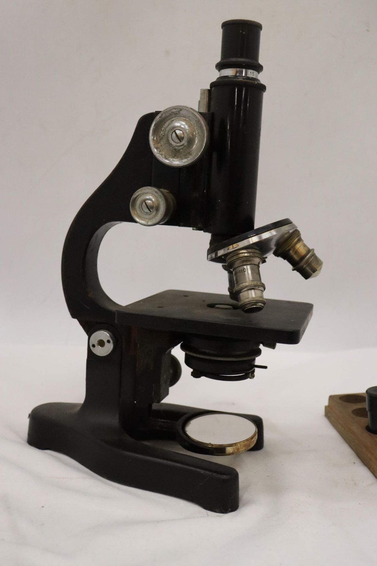 AN ERNST LEITZ WETZLAR MICROSCOPE, NO. 324603, WITH WOOD TRAY AND SPARE LENS - Bild 3 aus 10