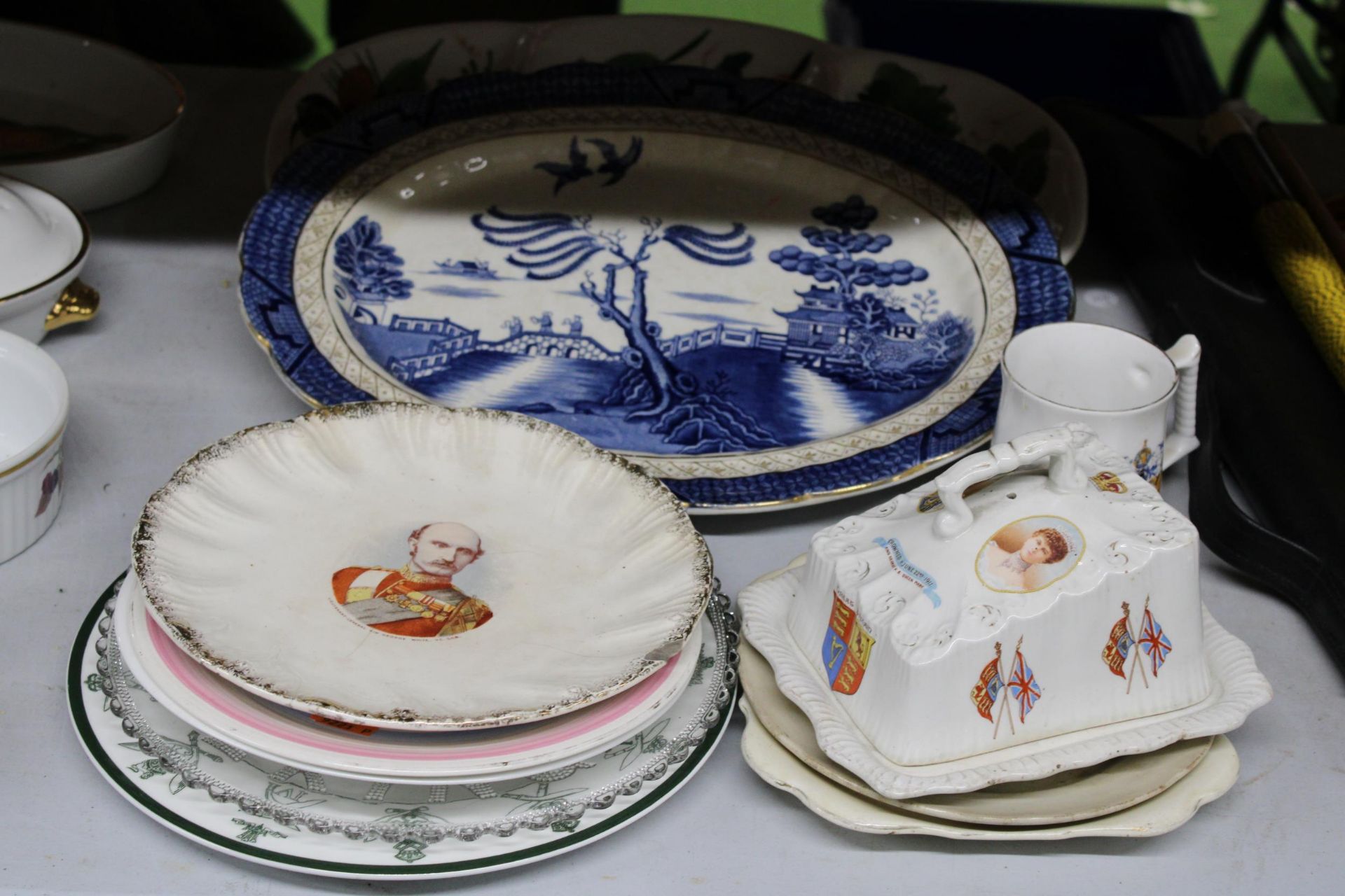 A QUANTITY OF COMMEMORATIVE CERAMICS TO INCLUDE PLATES, A CHEESE DISH AND A MUG, PLUS A LARGE WILLOW