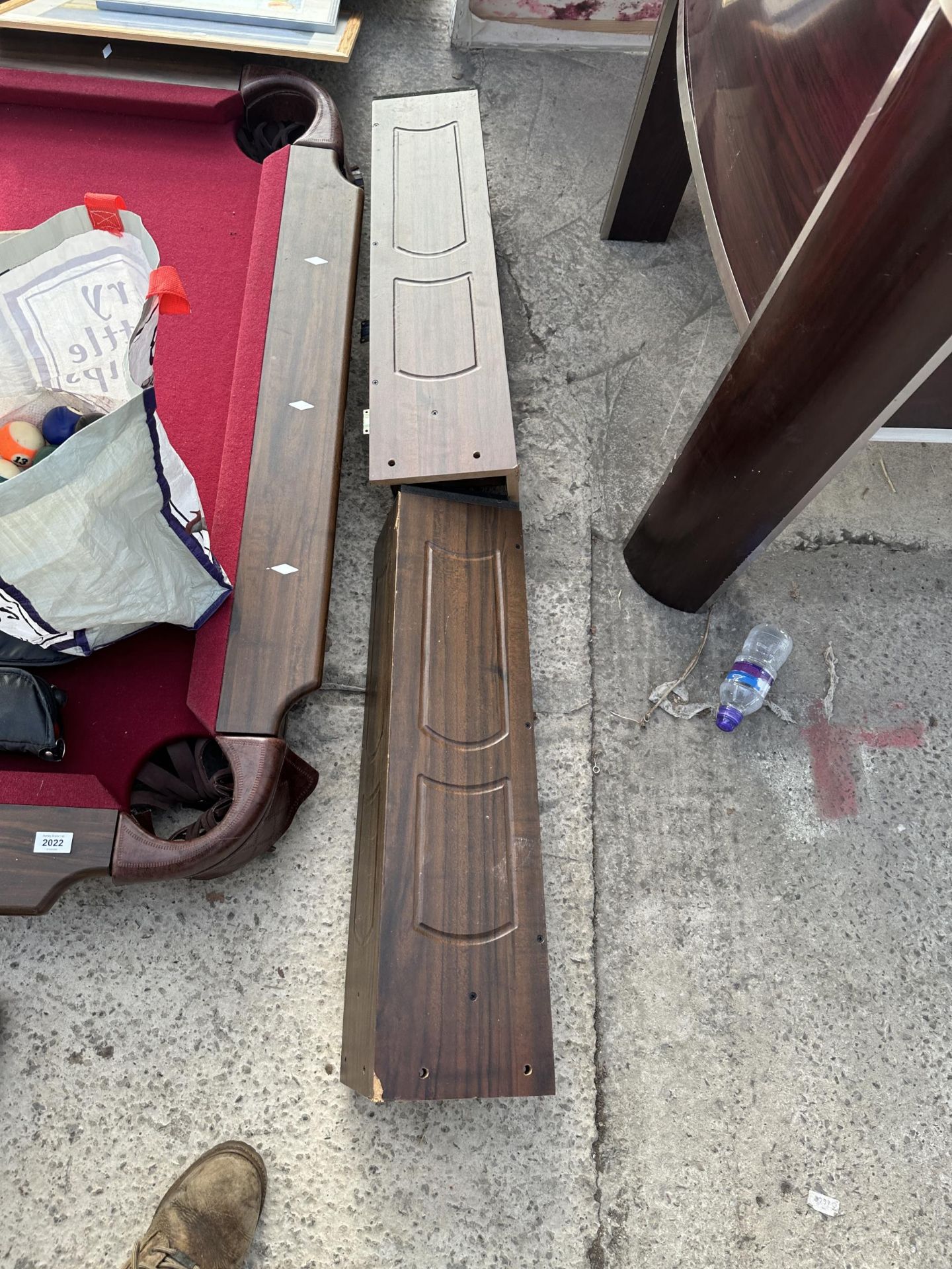 A LARGE POOL TABLE WITH TWO CUES AND A SET OF BALLS - Image 5 of 6