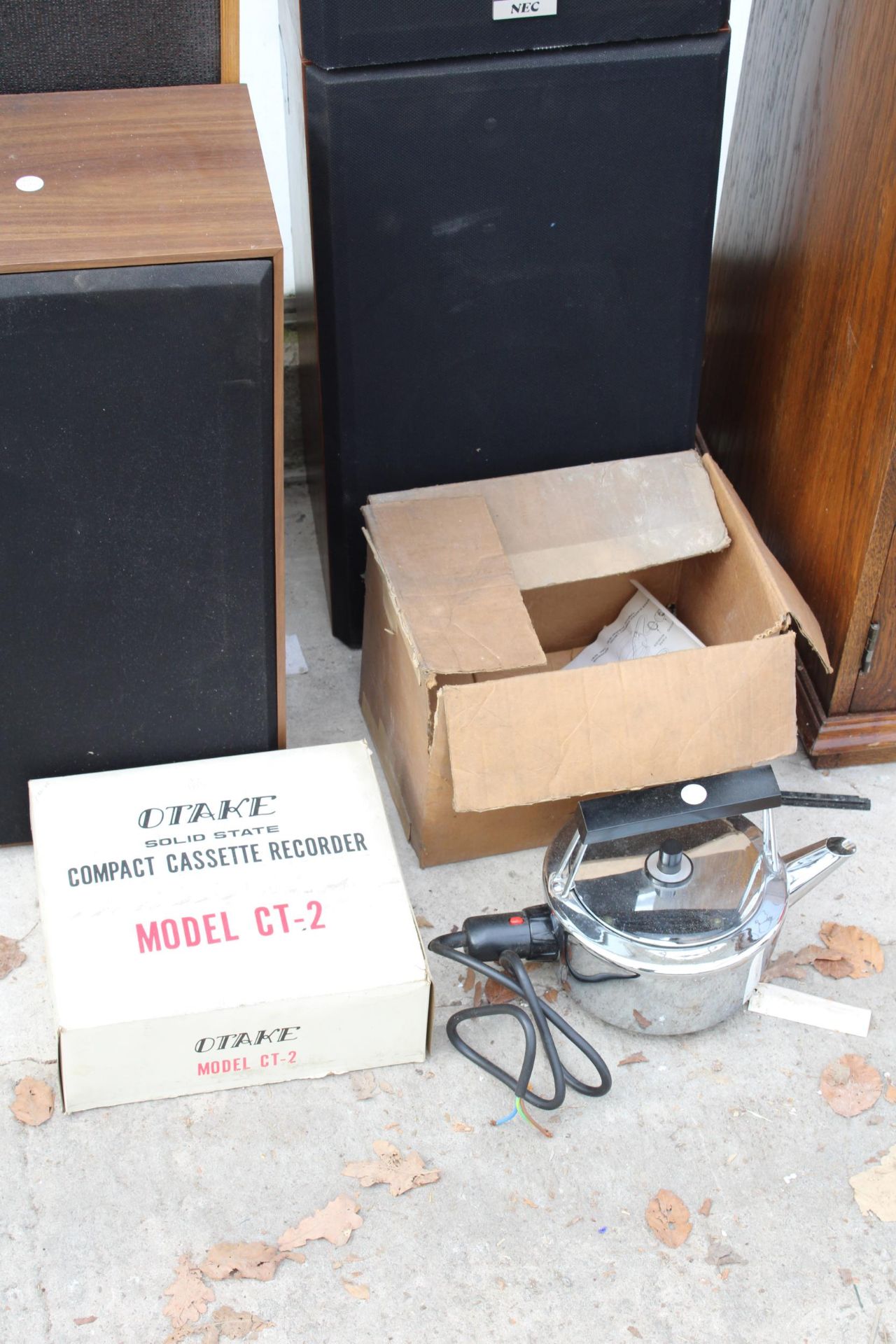 VARIOUS ITEMS TO INC;UDE FOUR LARGE SPEAKERS, A COMPACT CASSETTE RECORDER AND A KETTLE - Image 2 of 2