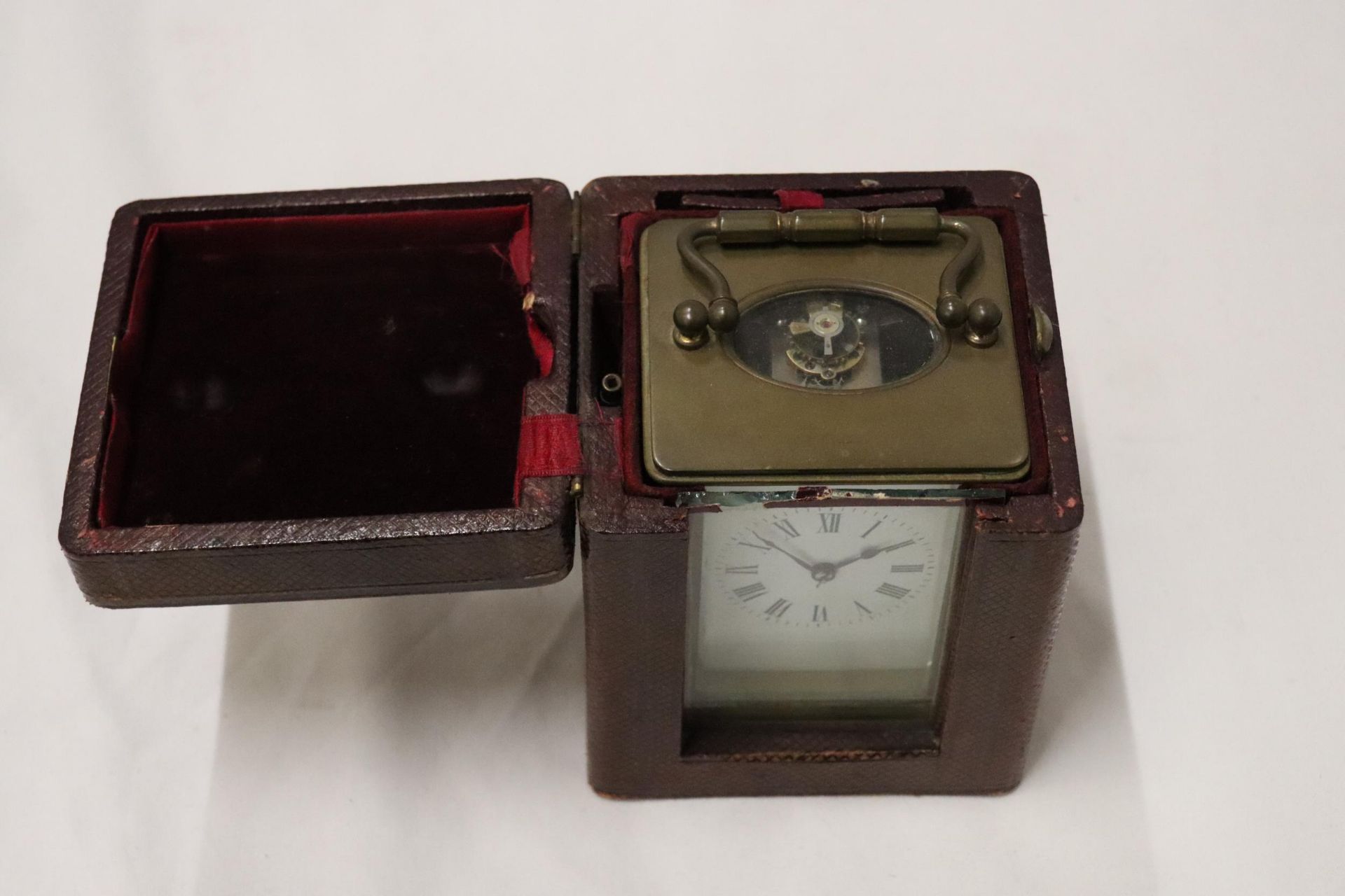 A VINTAGE BRASS ALARM CLOCK WITH GLASS SIDES TO SHOW INNER WORKINGS, IN A LEATHER CASE - Image 3 of 11