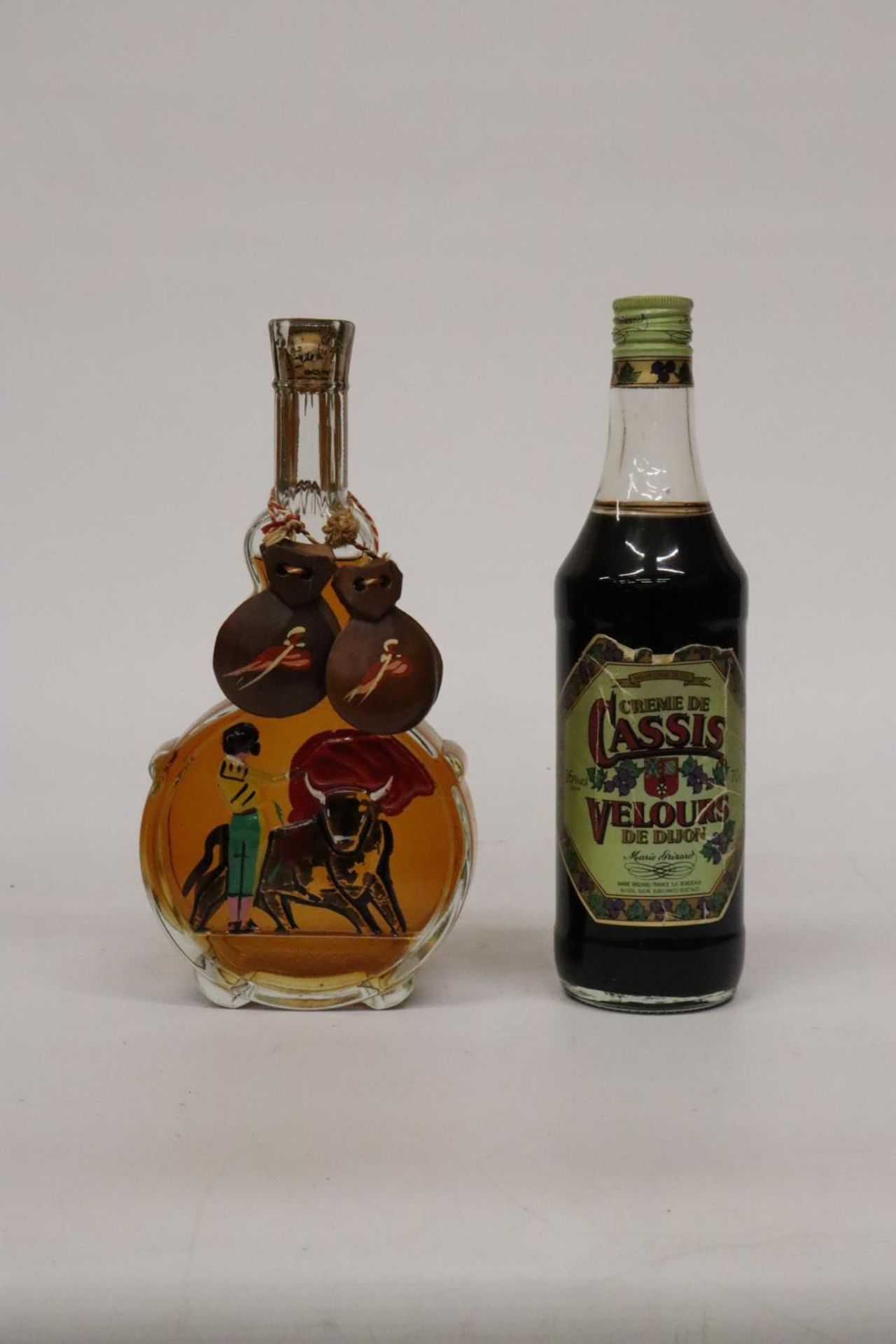 TWO BOTTLES OF SPIRITS TO INCLUDE A 70 CL BOTTLE OF CREME DE CASSIS AND A EXTRA VINTAGE GALERIAS