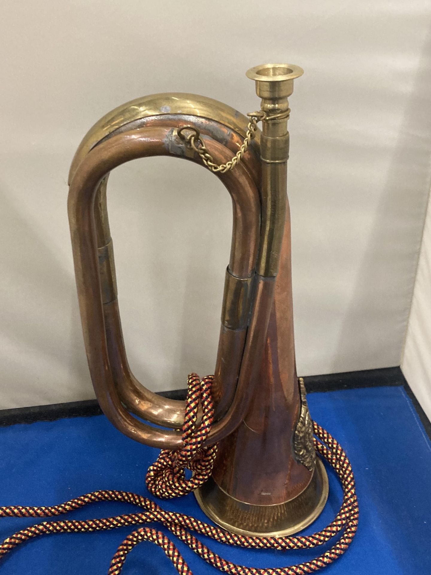 A BRASS AND COPPER 20TH CENTURY BUGLE WITH AN ARGYLE AND SUTHERLAND REGIMENTAL CREST AND CORD - Image 4 of 5