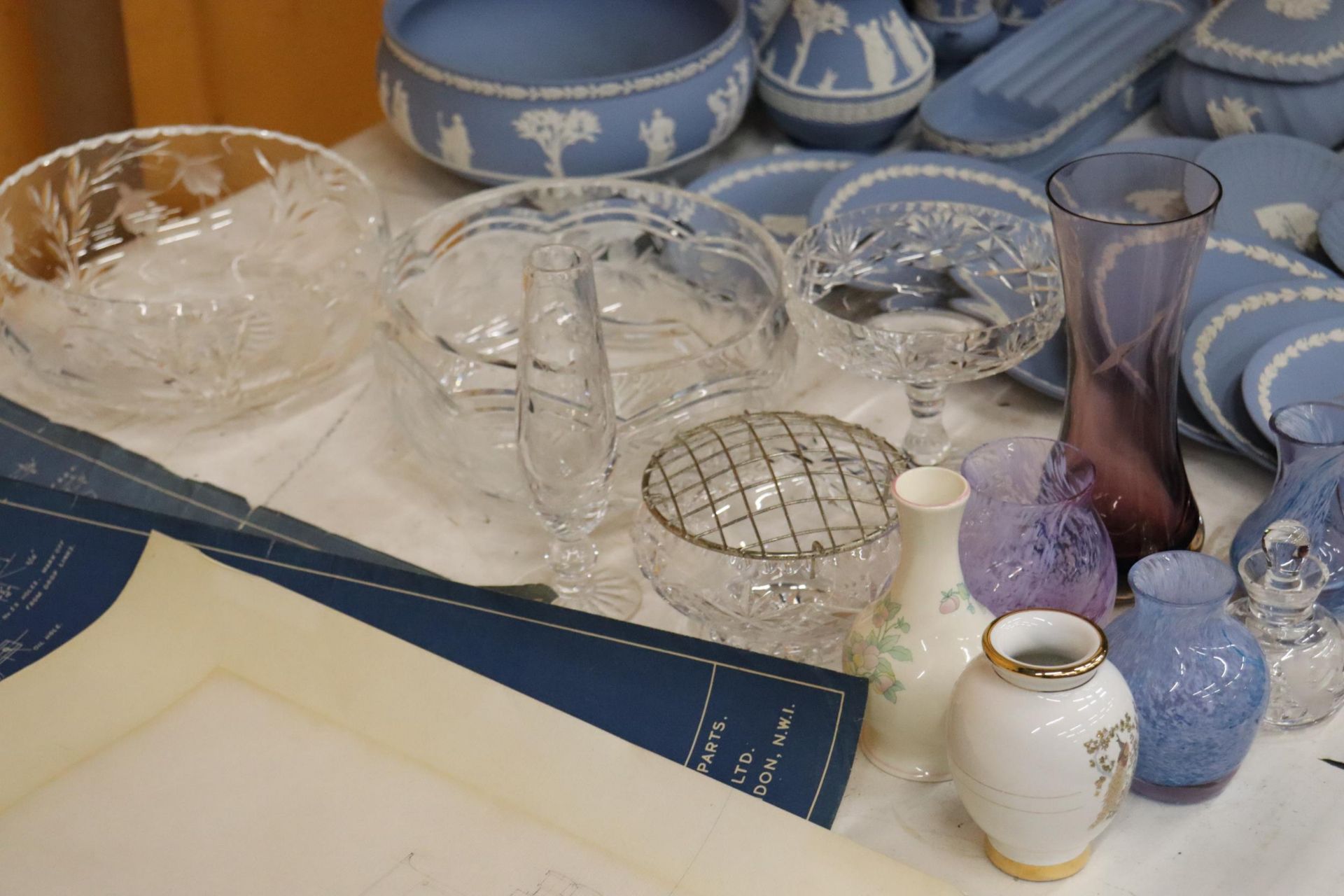 A QUANTITY OF GLASSWARE TO INCLUDE CUT GLASS BOWLS, A ROSE BOWL, VASES, ETC - Image 2 of 10