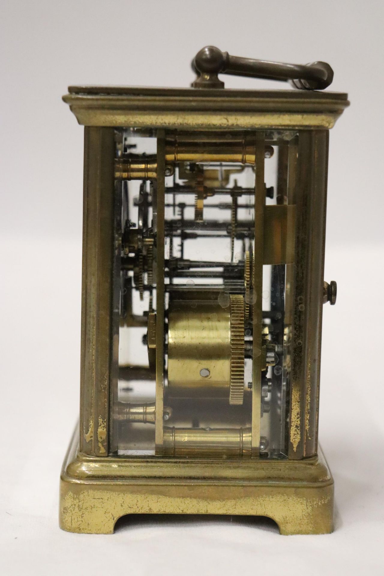 A VINTAGE BRASS ALARM CLOCK WITH GLASS SIDES TO SHOW INNER WORKINGS, IN A LEATHER CASE - Image 8 of 11