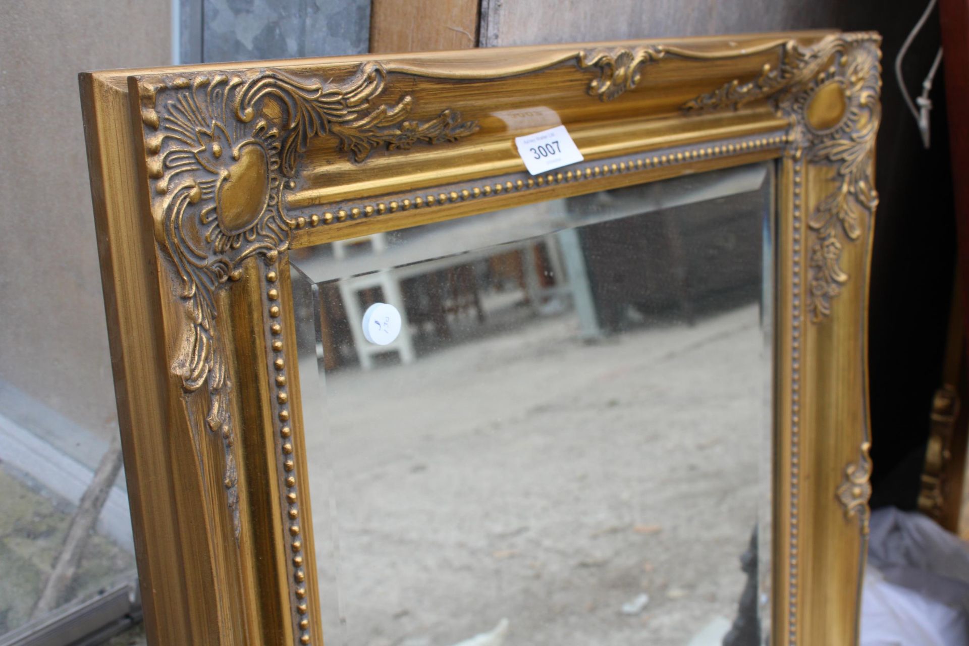 A GILT FRAMED BEVEL EDGED WALL MIRROR 26" X 21" - Image 2 of 3