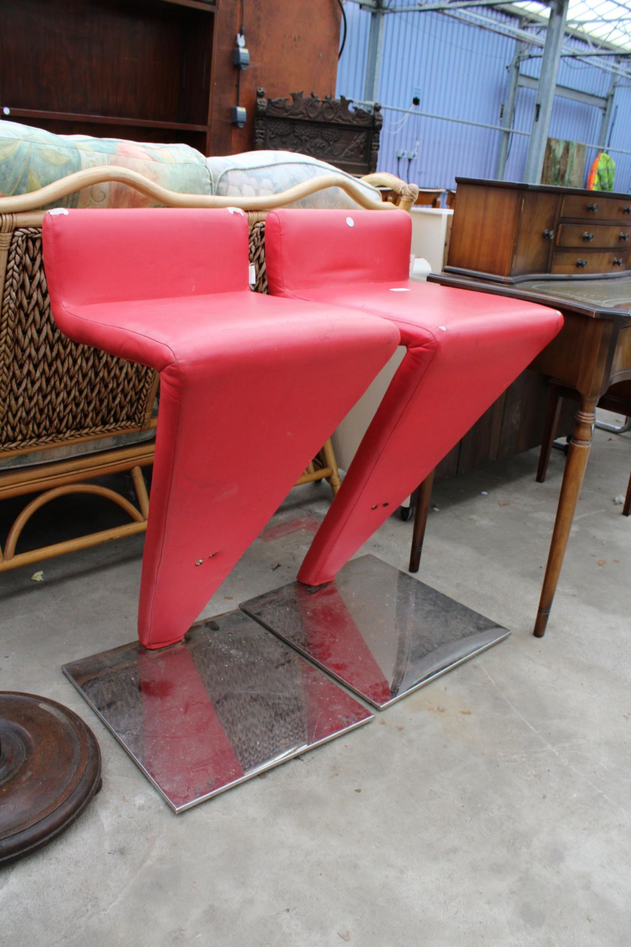 A PAIR OF RETRO Z SHAPED BREAKFAST BAR STOOLS ON A POLISHED CHROME BASE - Image 2 of 2