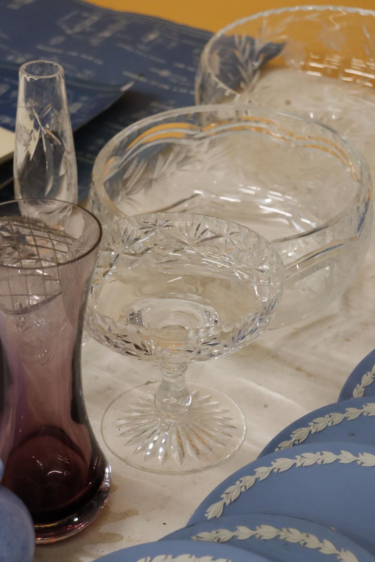 A QUANTITY OF GLASSWARE TO INCLUDE CUT GLASS BOWLS, A ROSE BOWL, VASES, ETC - Image 10 of 10