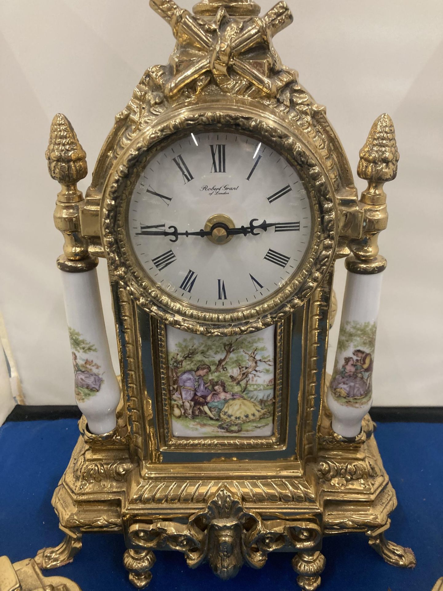 AN ROBERT GRANT OF LONDON ORNATE BRASS CLOCK WITH CERAMIC PILLARS AND INSERT OF A COURTING COUPLE - Image 3 of 4