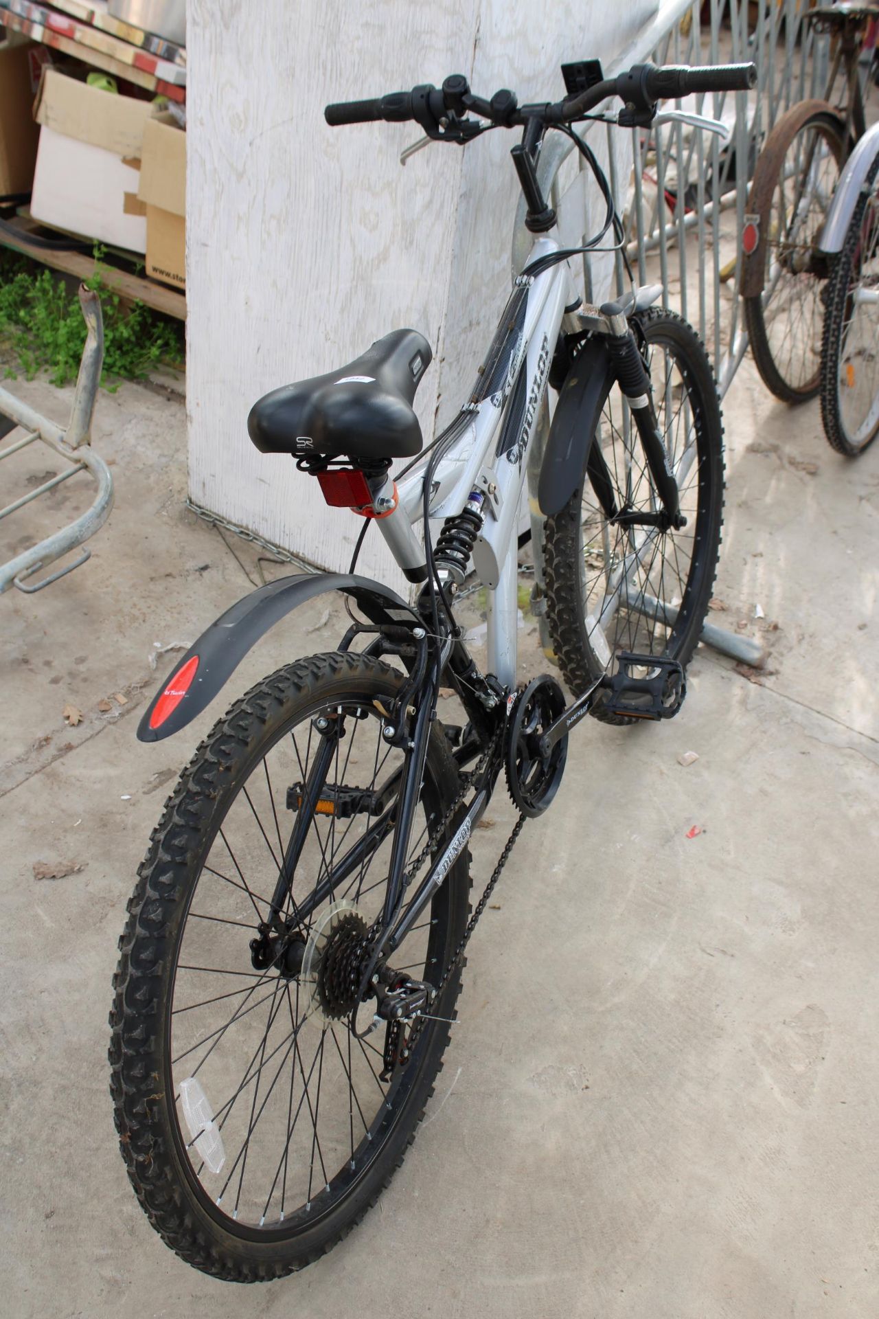 A DUNLOP SPECIAL EDITION MOUNTAIN BIKE WITH FRONT AND REAR SUSPENSION AND 18 SPEED GEAR SYSTEM - Bild 2 aus 4