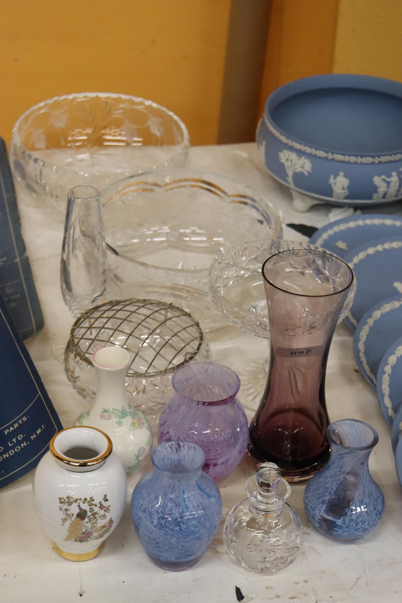 A QUANTITY OF GLASSWARE TO INCLUDE CUT GLASS BOWLS, A ROSE BOWL, VASES, ETC