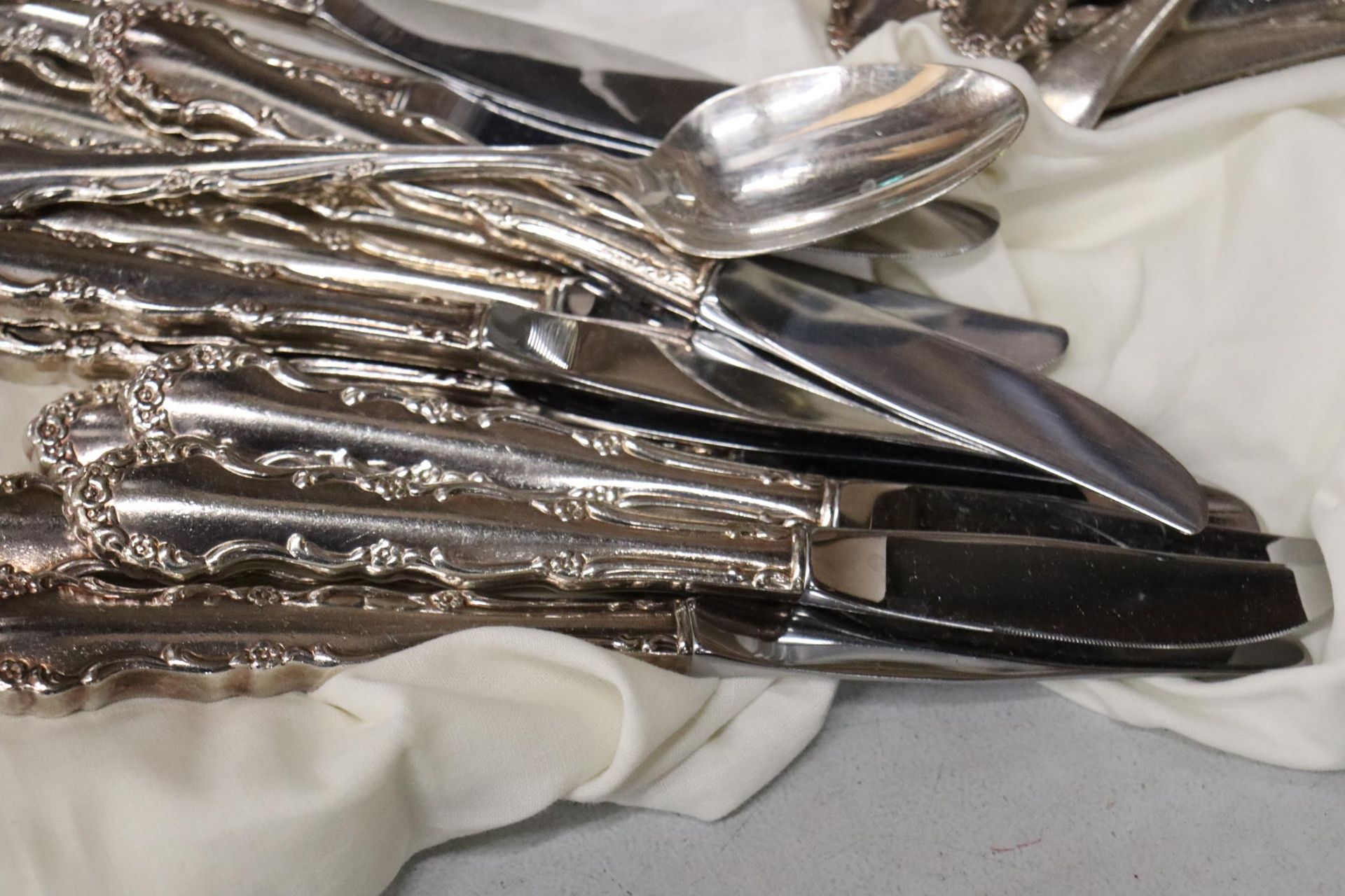 A QUANTITY OF FLATWARE, KNIVES, FORKS AND SPOONS - Image 5 of 9