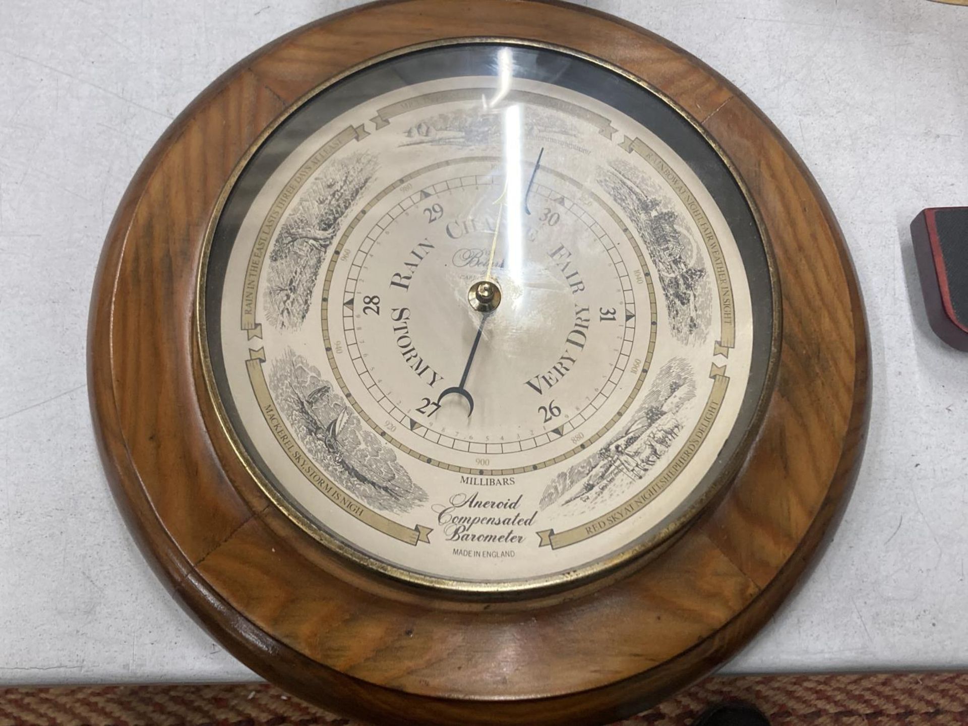 A VINTAGE DOMED GERMAN QUARTZ ANNIVERSARY CLOCK TOGETHER WITH AN ANEROID COMPENSATED BAROMETER BY - Bild 4 aus 5