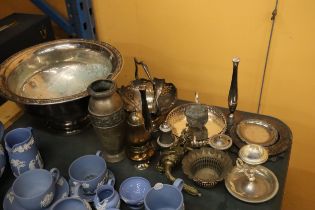 A QUANTITY OF SILVER PLATED ITEMS TO INCLUDE A LARGE BOWL, CANDLESTICK, TRAY, PLATES, SUGAR