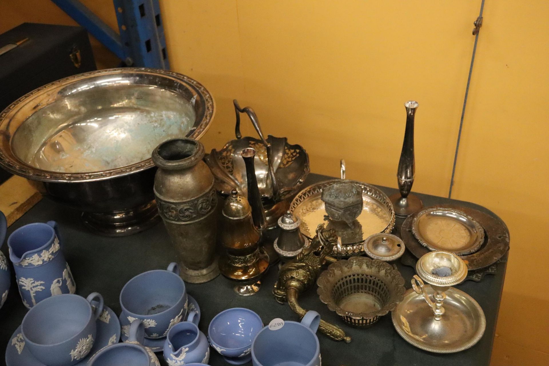 A QUANTITY OF SILVER PLATED ITEMS TO INCLUDE A LARGE BOWL, CANDLESTICK, TRAY, PLATES, SUGAR