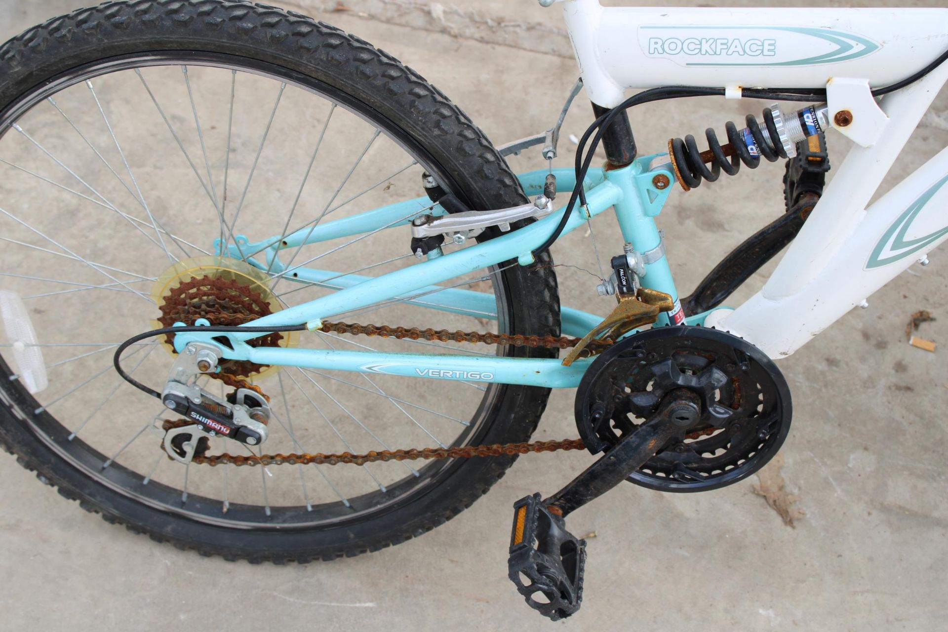 A ROCKFACE CHILDS MOUNTAIN BIKE WITH FRONT AND REAR SUSPENSION AND 18 SPEED SHIMANO GEAR SYSTEMS - Bild 3 aus 4