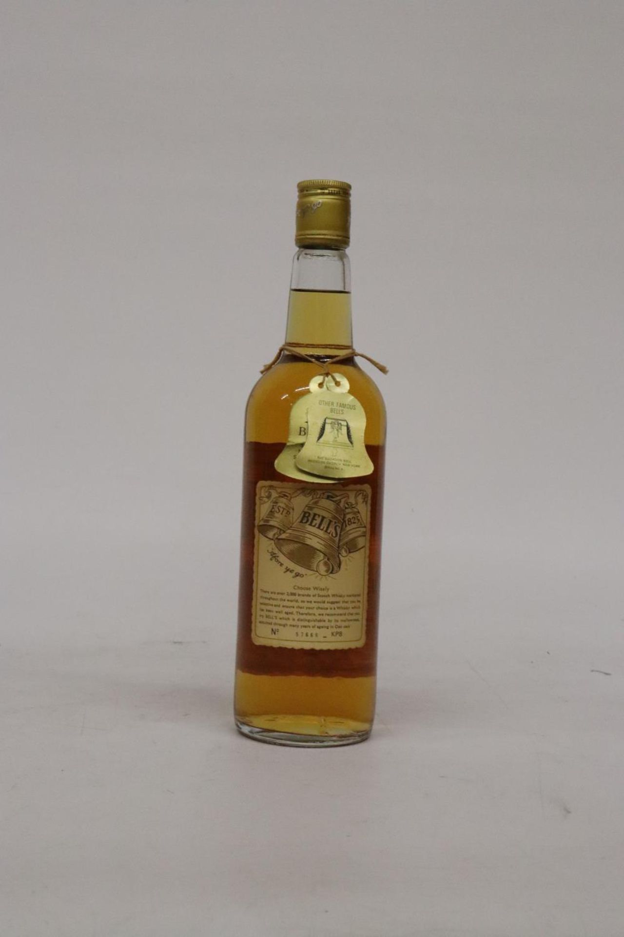 A 70CL BOTTLE OF BELLS OLD SCOTCH WHISKY EXTRA SPECIAL 70% PROOF - Bild 2 aus 3