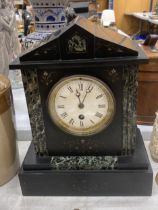 A BLACK VINTAGE MARBLE MANTLE CLOCK, WITH PENDULUM